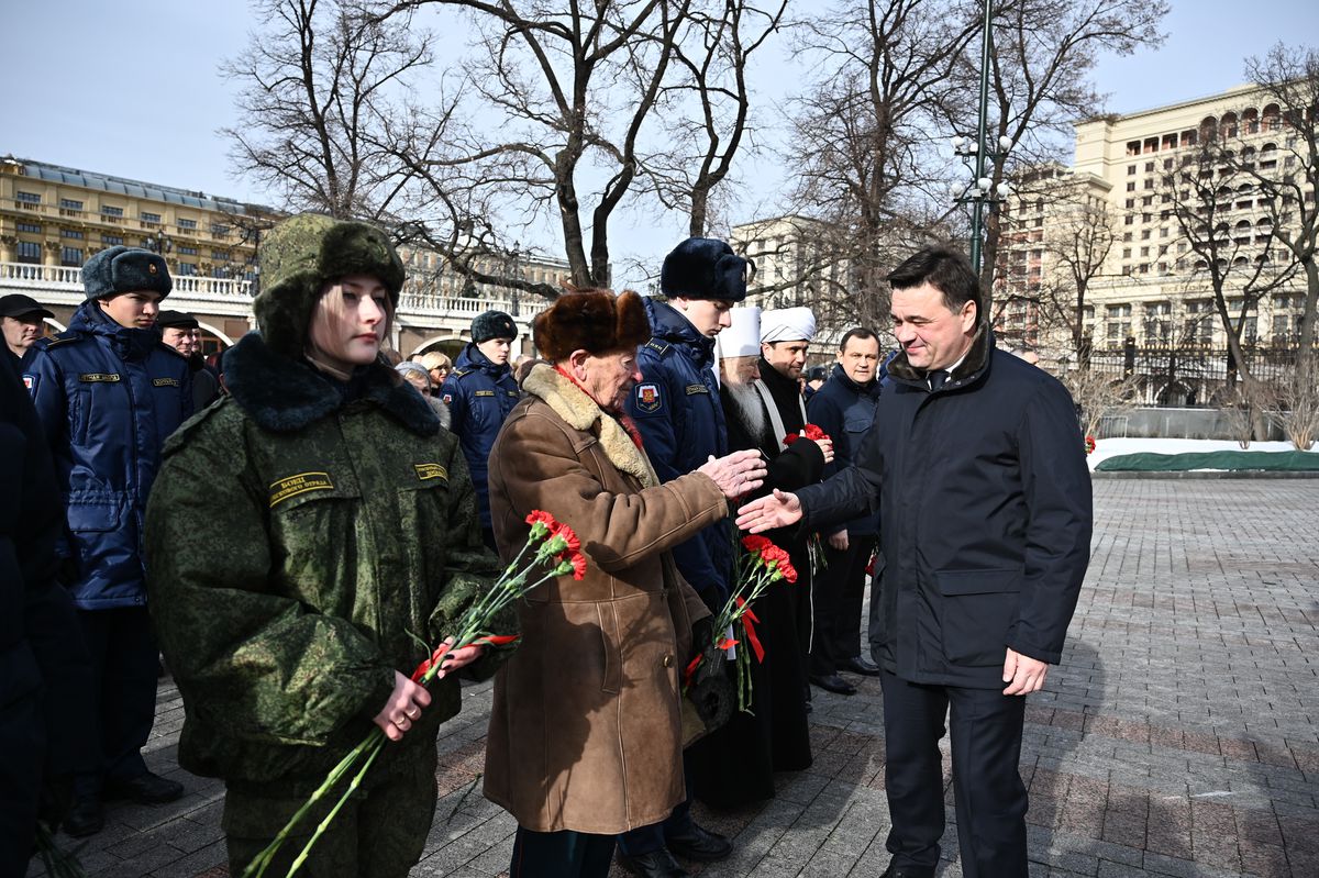 Андрей Воробьев губернатор московской области - Церемония возложения венков к Могиле Неизвестного Солдата в честь Дня защитника Отечества Андрей Воробьев губернатор московской области - Церемония возложения венков к Могиле Неизвестного Солдата в честь Дня защитника Отечества