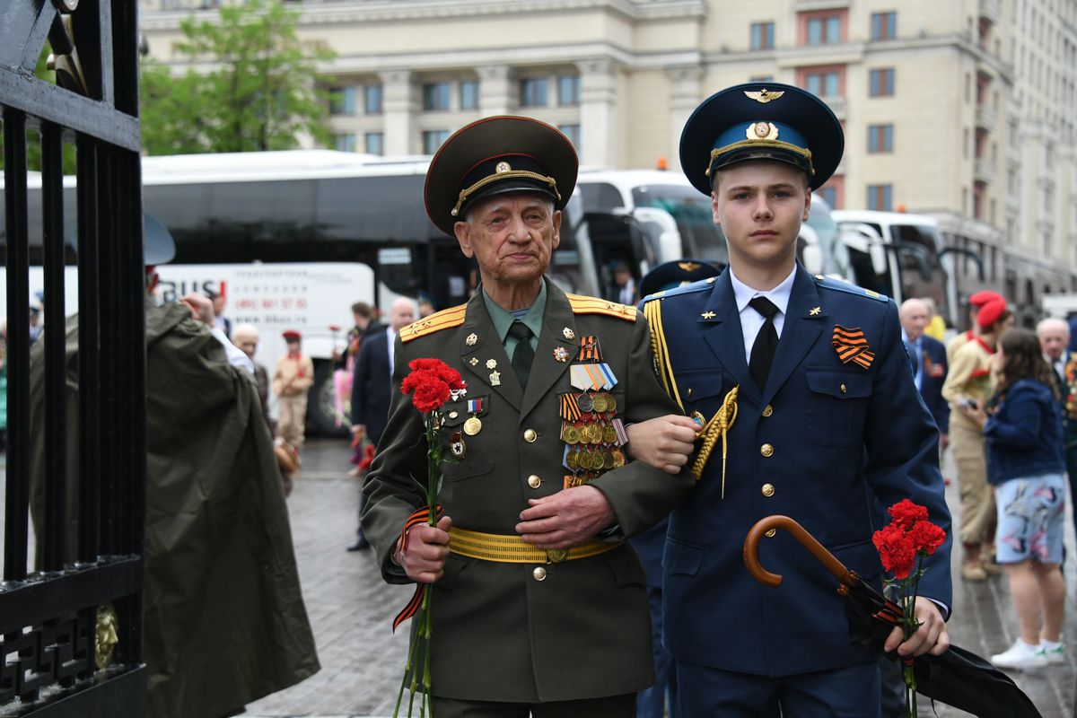 Андрей Воробьев губернатор московской области - Делегация Подмосковья возложила цветы к Могиле Неизвестного Солдата Андрей Воробьев губернатор московской области - Делегация Подмосковья возложила цветы к Могиле Неизвестного Солдата