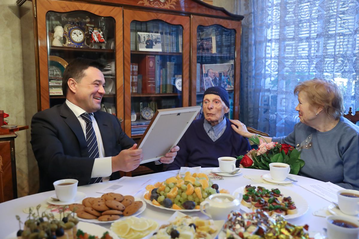 Андрей Воробьев губернатор московской области - Исааку Халатникову — 100 лет. Губернатор поздравил великого ученого с юбилеем Андрей Воробьев губернатор московской области - Исааку Халатникову — 100 лет. Губернатор поздравил великого ученого с юбилеем