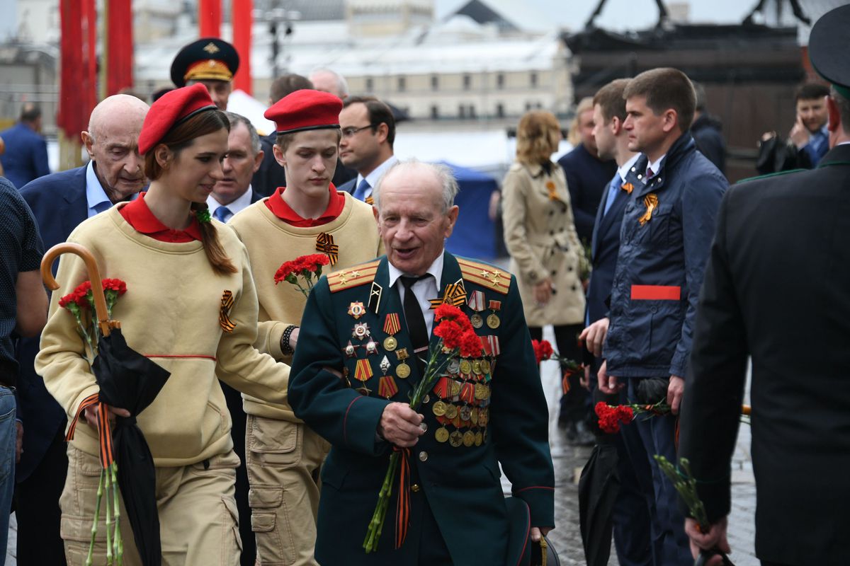Андрей Воробьев губернатор московской области - Делегация Подмосковья возложила цветы к Могиле Неизвестного Солдата Андрей Воробьев губернатор московской области - Делегация Подмосковья возложила цветы к Могиле Неизвестного Солдата