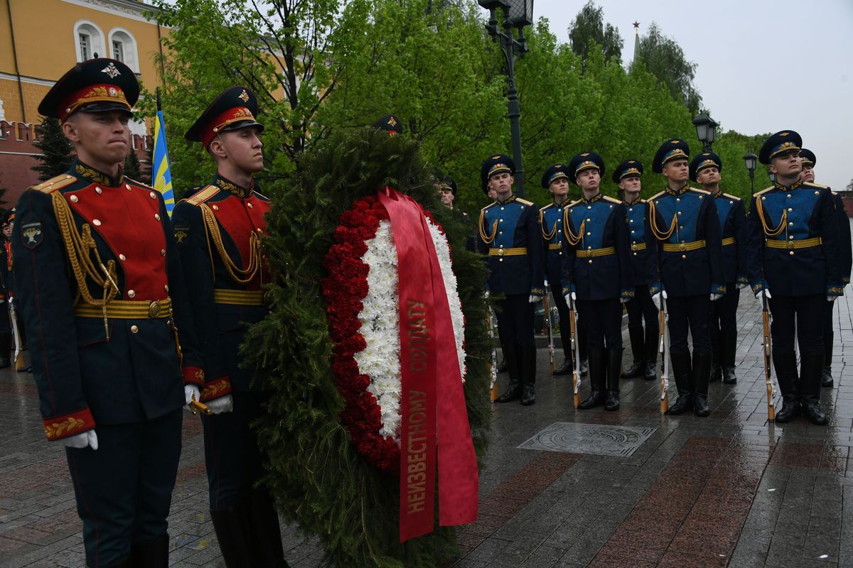 Андрей Воробьев губернатор московской области - Делегация Подмосковья возложила цветы к Могиле Неизвестного Солдата Андрей Воробьев губернатор московской области - Делегация Подмосковья возложила цветы к Могиле Неизвестного Солдата