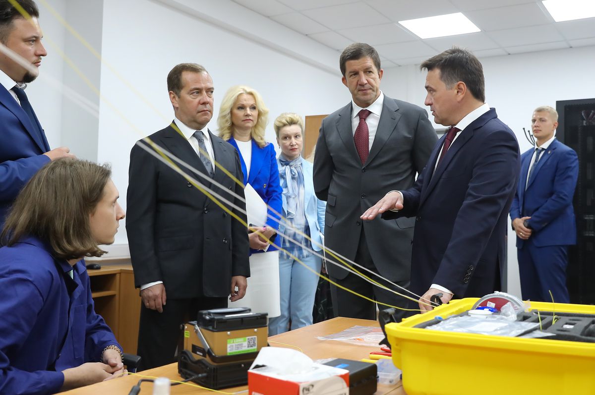 Андрей Воробьев губернатор московской области - Дмитрий Медведев  и Андрей Воробьев проверили, как проходит обучение в IT-колледже