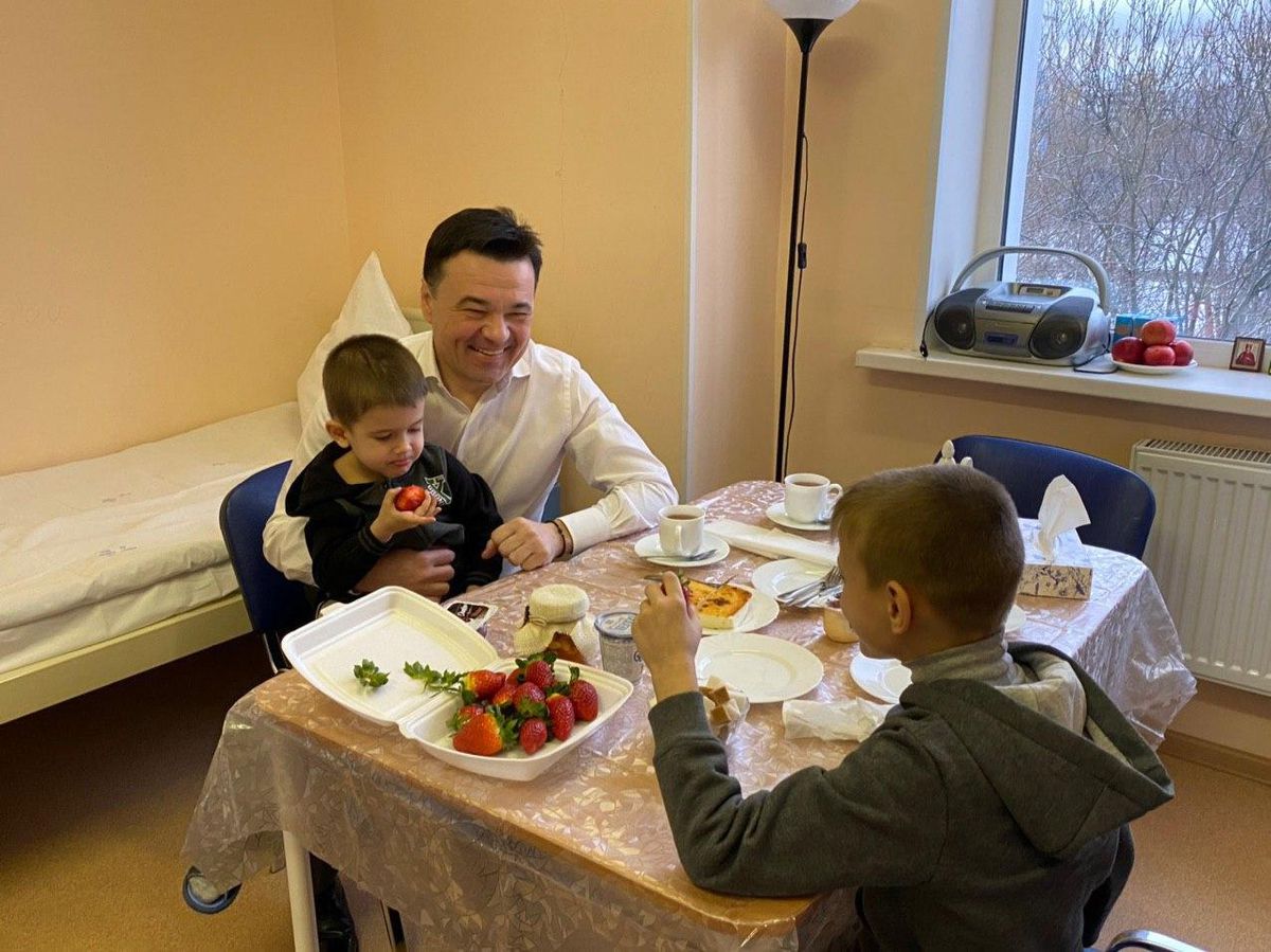 Андрей Воробьев губернатор московской области - Чужих детей не бывает: Андрей Воробьев встретился с ребятами, которых оставил отец