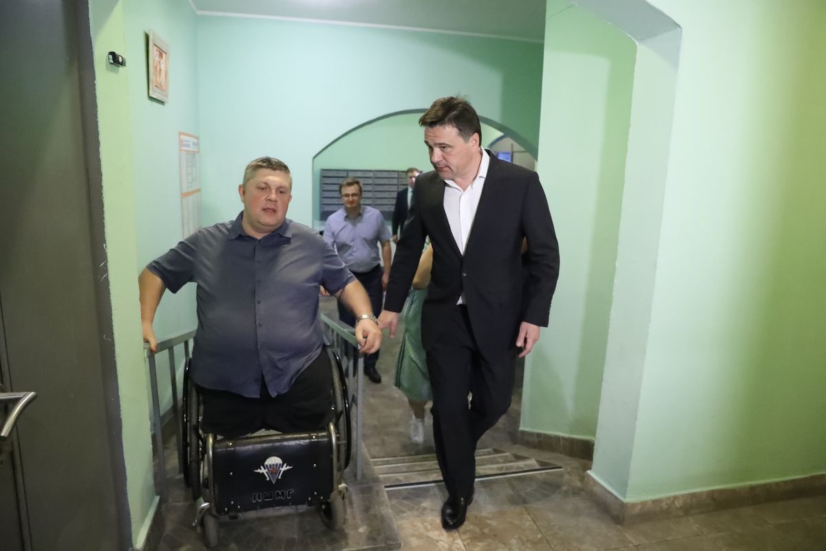 Андрей Воробьев губернатор московской области - Проверка выполнения программы «Мой подъезд» в Красногорске Андрей Воробьев губернатор московской области - Проверка выполнения программы «Мой подъезд» в Красногорске