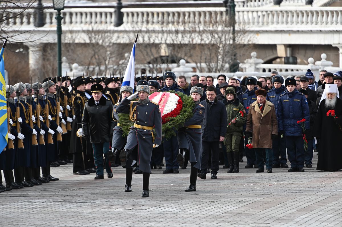 Андрей Воробьев губернатор московской области - Церемония возложения венков к Могиле Неизвестного Солдата в честь Дня защитника Отечества Андрей Воробьев губернатор московской области - Церемония возложения венков к Могиле Неизвестного Солдата в честь Дня защитника Отечества