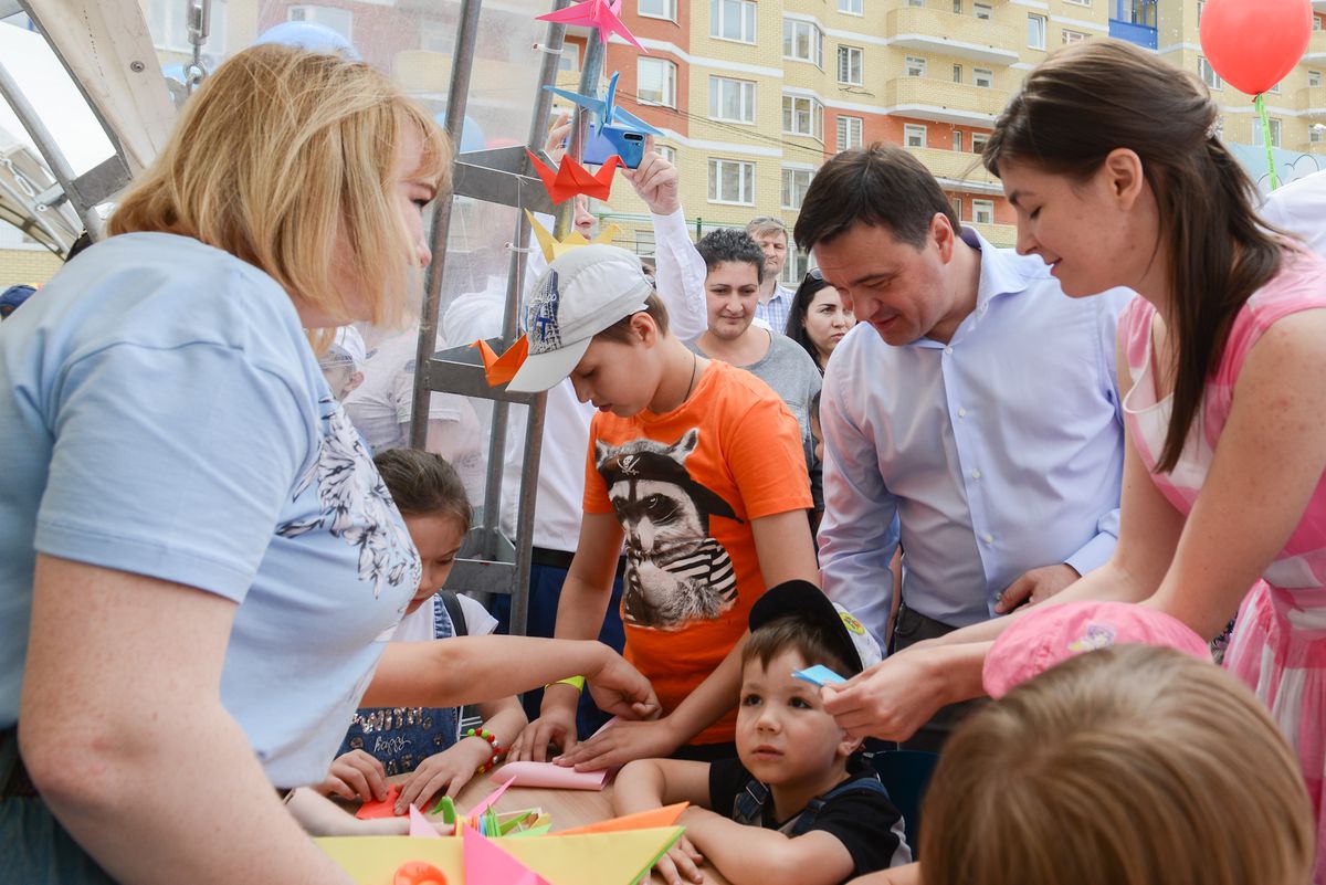 Андрей Воробьев губернатор московской области - Празднования Дня защиты детей в Домодедове и вручение путевок в лагерь многодетной семье Андрей Воробьев губернатор московской области - Празднования Дня защиты детей в Домодедове и вручение путевок в лагерь многодетной семье