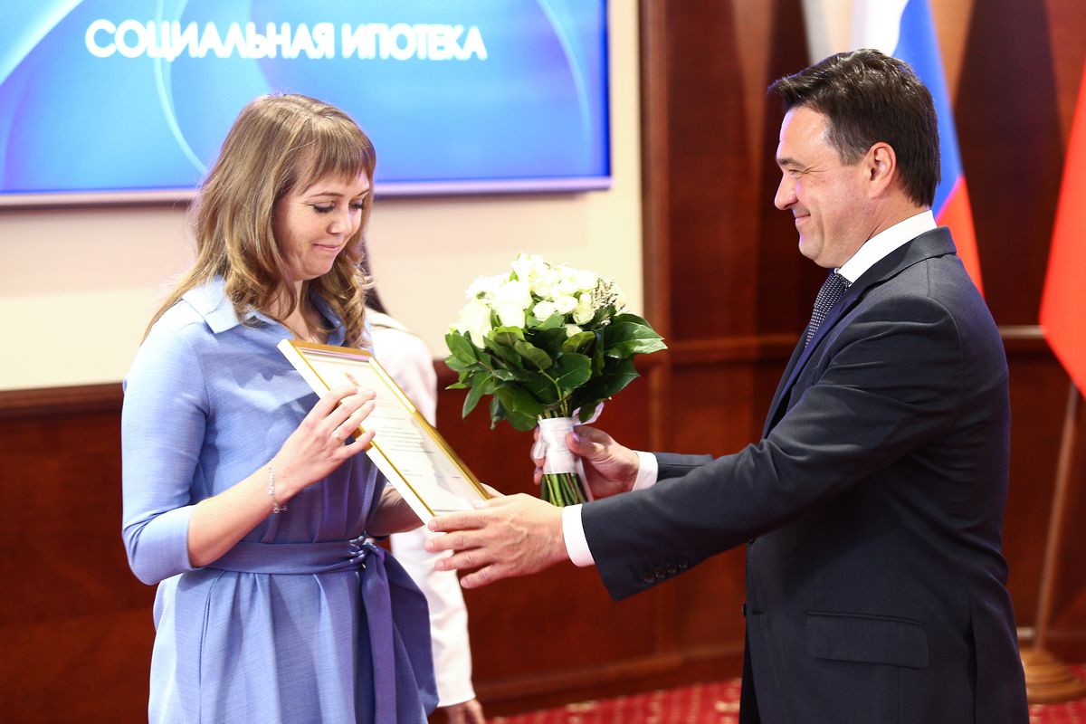 Андрей Воробьев губернатор московской области - Губернатор вручил сертификаты на соципотеку 12 учителям