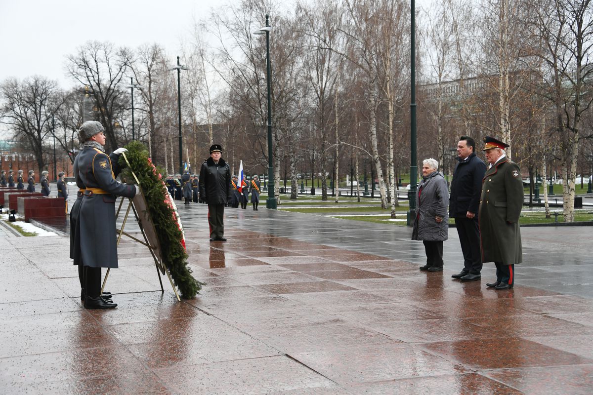 Андрей Воробьев губернатор московской области - Подмосковная делегация возложила цветы на могилу Неизвестного Солдата в День воинской славы Андрей Воробьев губернатор московской области - Подмосковная делегация возложила цветы на могилу Неизвестного Солдата в День воинской славы