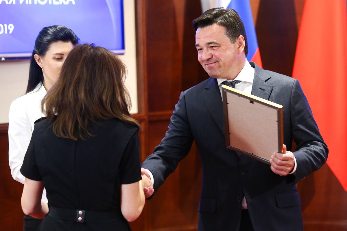 Андрей Воробьев губернатор московской области - Губернатор вручил сертификаты на соципотеку 12 учителям