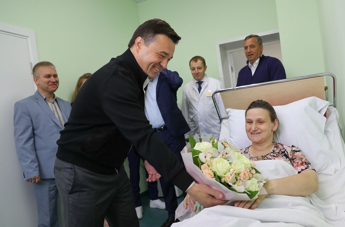 Андрей Воробьев губернатор московской области - Губернатор вручил многодетной матери сертификат на покупку жилья Андрей Воробьев губернатор московской области - Губернатор вручил многодетной матери сертификат на покупку жилья