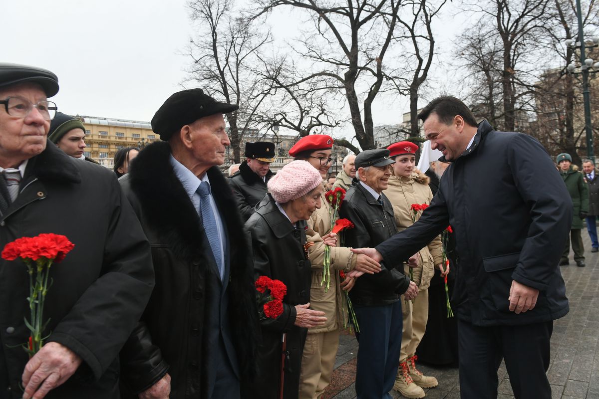 Андрей Воробьев губернатор московской области - Подмосковная делегация возложила цветы на могилу Неизвестного Солдата в День воинской славы Андрей Воробьев губернатор московской области - Подмосковная делегация возложила цветы на могилу Неизвестного Солдата в День воинской славы