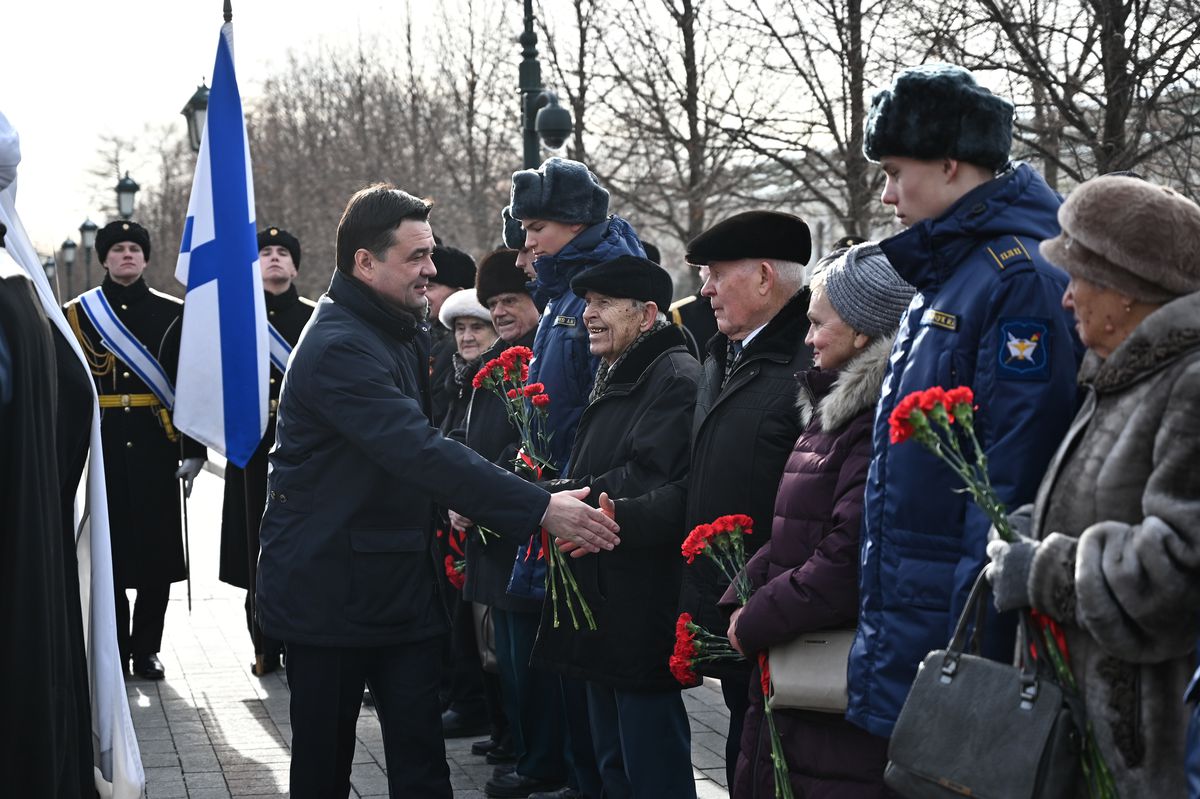 Андрей Воробьев губернатор московской области - Церемония возложения венков к Могиле Неизвестного Солдата в честь Дня защитника Отечества Андрей Воробьев губернатор московской области - Церемония возложения венков к Могиле Неизвестного Солдата в честь Дня защитника Отечества