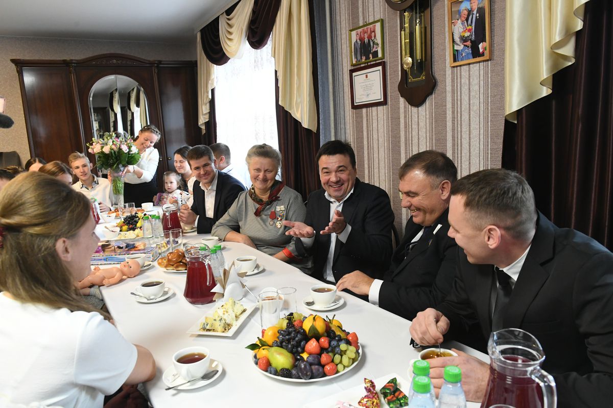 Андрей Воробьев губернатор московской области - 17 детей и 23 внуков. Губернатор встретился с самой большой семьей Подмосковья