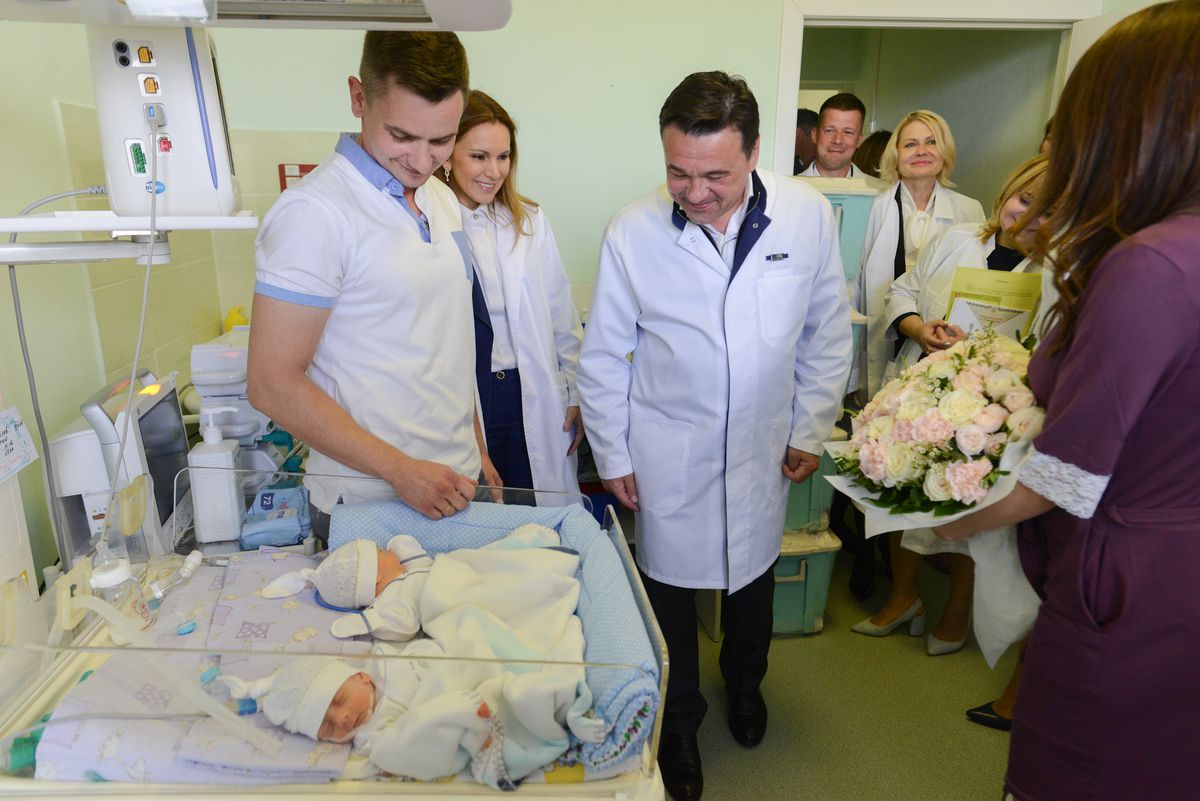 Андрей Воробьев губернатор московской области - Губернатор вручил жилищный сертификат многодетной маме, родившей четверых детей