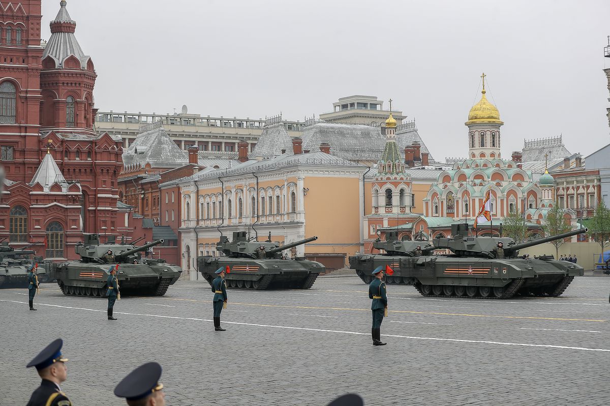 Инвестиции в VK, поезда в Крым и подготовка Москвы к майским