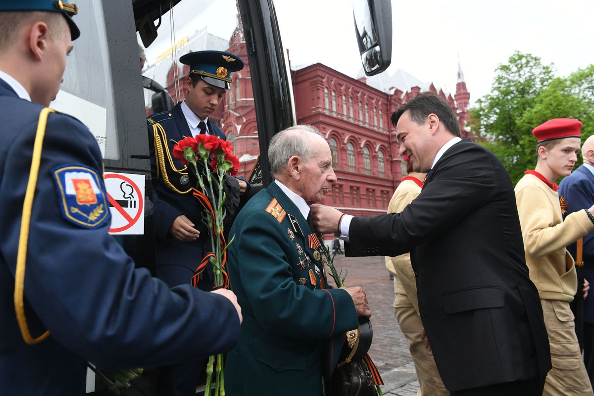 Андрей Воробьев губернатор московской области - Делегация Подмосковья возложила цветы к Могиле Неизвестного Солдата Андрей Воробьев губернатор московской области - Делегация Подмосковья возложила цветы к Могиле Неизвестного Солдата