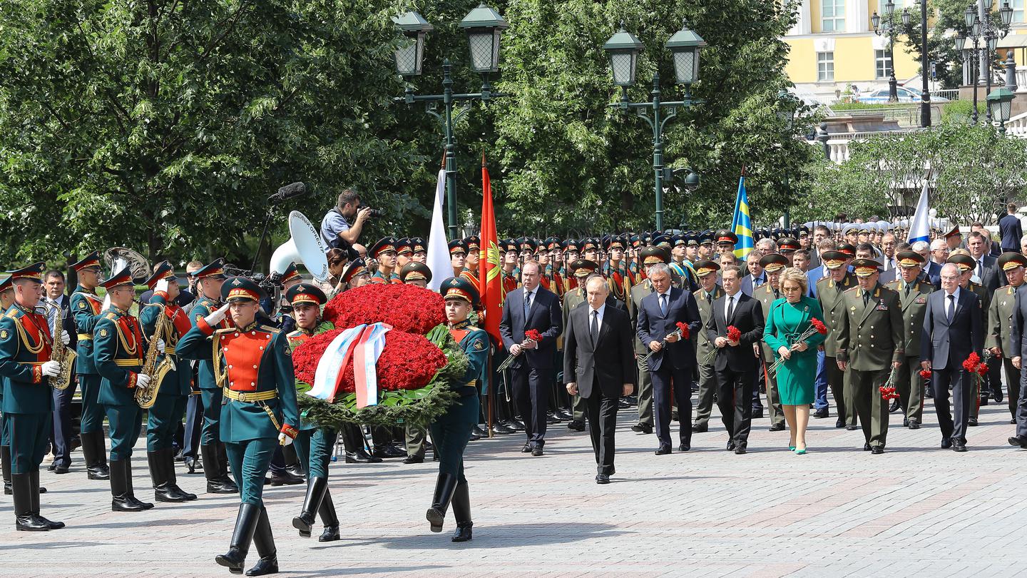 Возложение цветов к Могиле Неизвестного Солдата