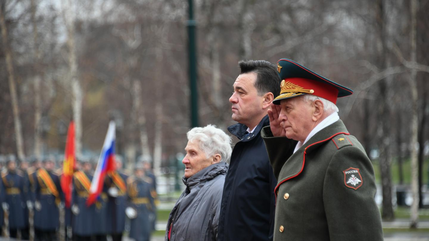 Андрей Воробьев губернатор московской области - Подмосковная делегация возложила цветы на могилу Неизвестного Солдата в День воинской славы Андрей Воробьев губернатор московской области - Подмосковная делегация возложила цветы на могилу Неизвестного Солдата в День воинской славы